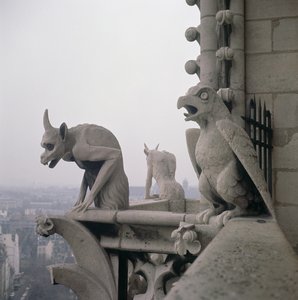 Gargoyles på balustraden til Grande Galerie, kopi av en original fra 1100-tallet